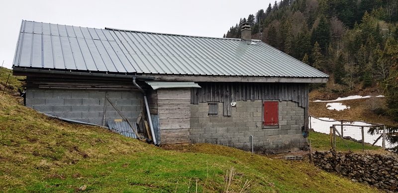 On voit l'arrière du chalet avec les anciennes toilettes