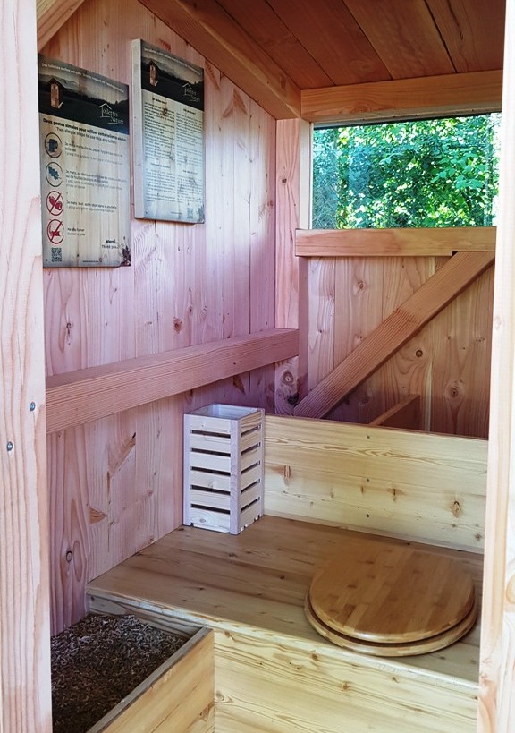 C'est l'aménagement bois des toilettes Alpage avec les panneaux didactiques et bac à copeaux