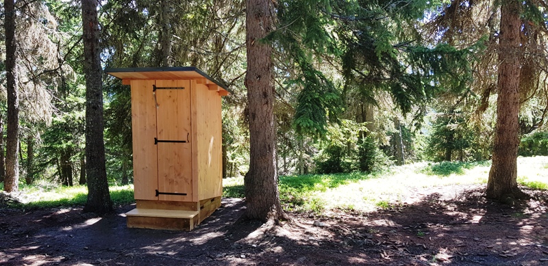 La toilettes sèche Alpage est dans la forêt au milieu des sapin