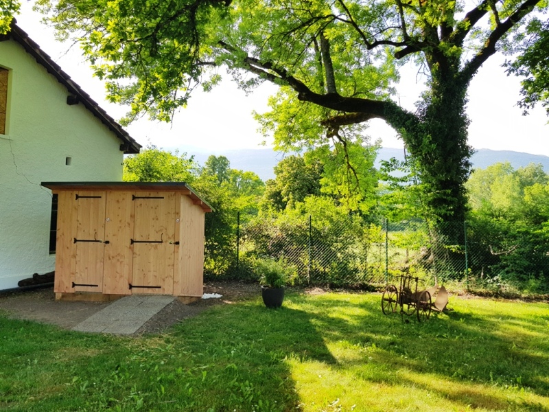 l'Alpage double est construite à coté de la maison au pied du grand arbre