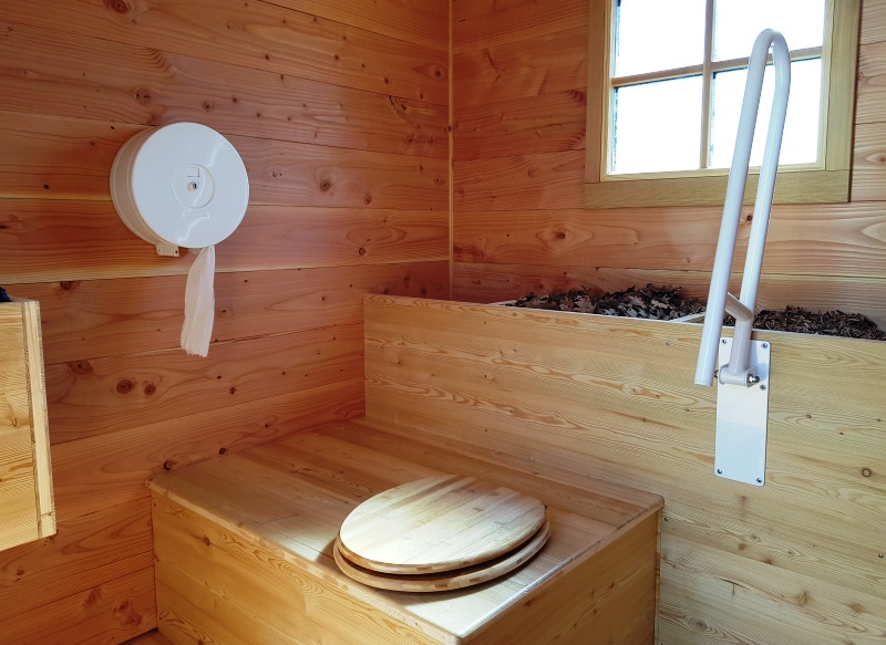 C'est l'aménagement bois des toilettes avec le dérouleur de papier WC et la barre de relevage pour les handicapés