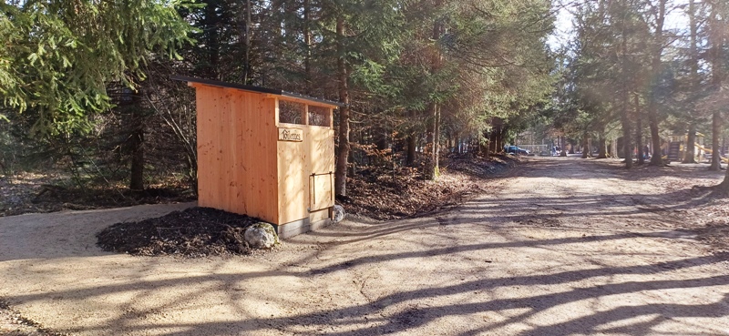 La toilette est installée le long d'un chemin du parc