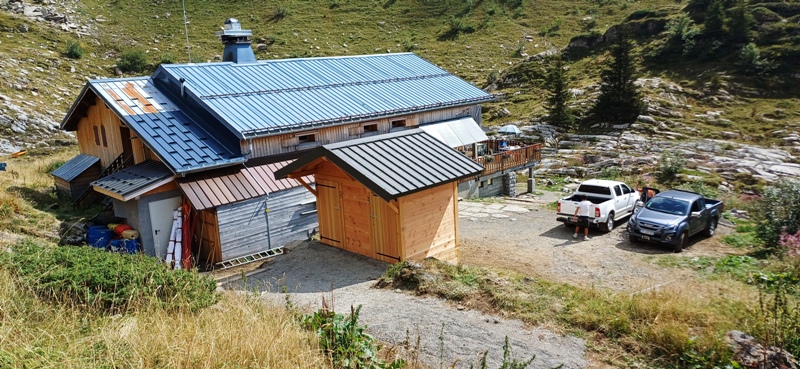 La toilettes est en vue arrière et derrière on voit le refuge