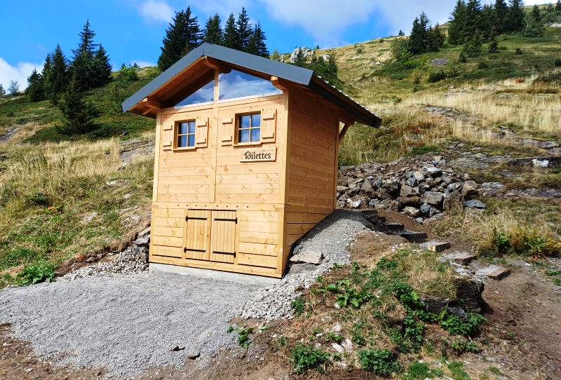 A gauche il y a la construction, à droite il y a l'escalier pour accéder au toilettes