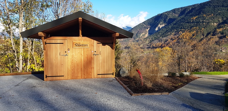 Sur le parking sont installées les toilettes double