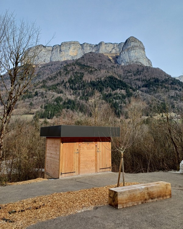 La toilette est au premier plan avec la montagne du Parmelan en arrière plan