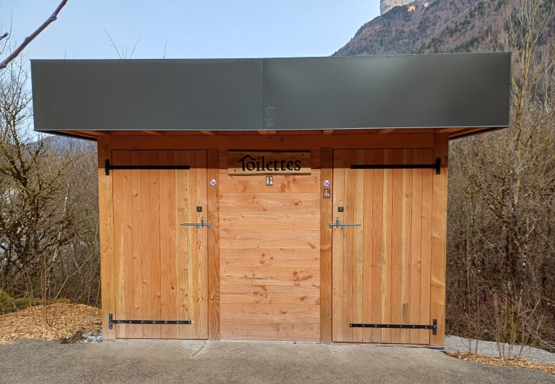 La toilette est vue de face avec ses 2 portes d'accès