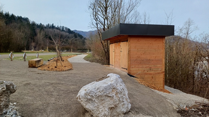 On voit l'aménagement du parking sur la gauche avec la toilette vue de coté sur la droite de l'image