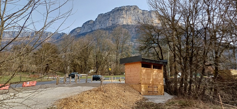 Une vue arrière des toilettes avec la montagne derrière