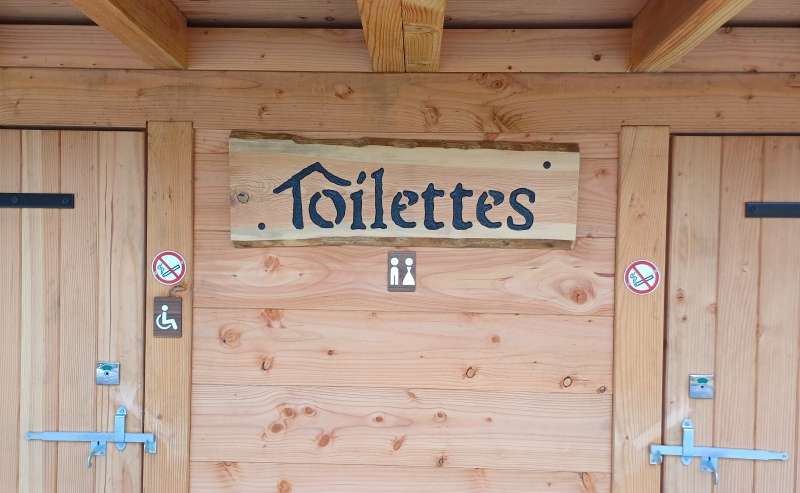 C'est la facde rapprochée de la toilette avec son panneau