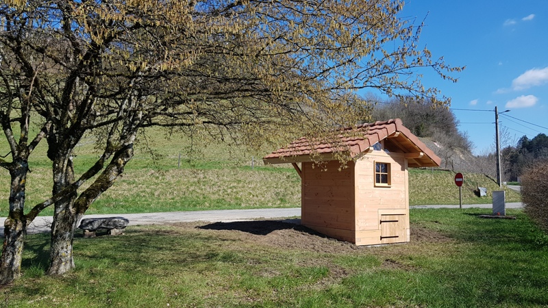 Il y a un arbre a gauche et la construction à droite