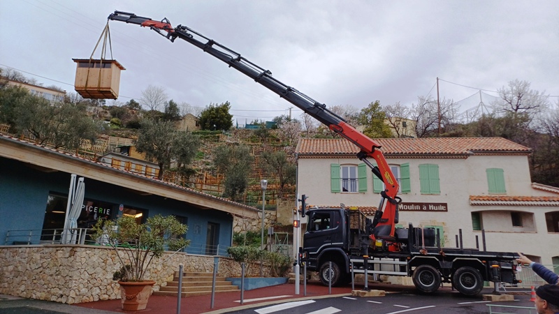 Le camion grue est positionné dans la rue